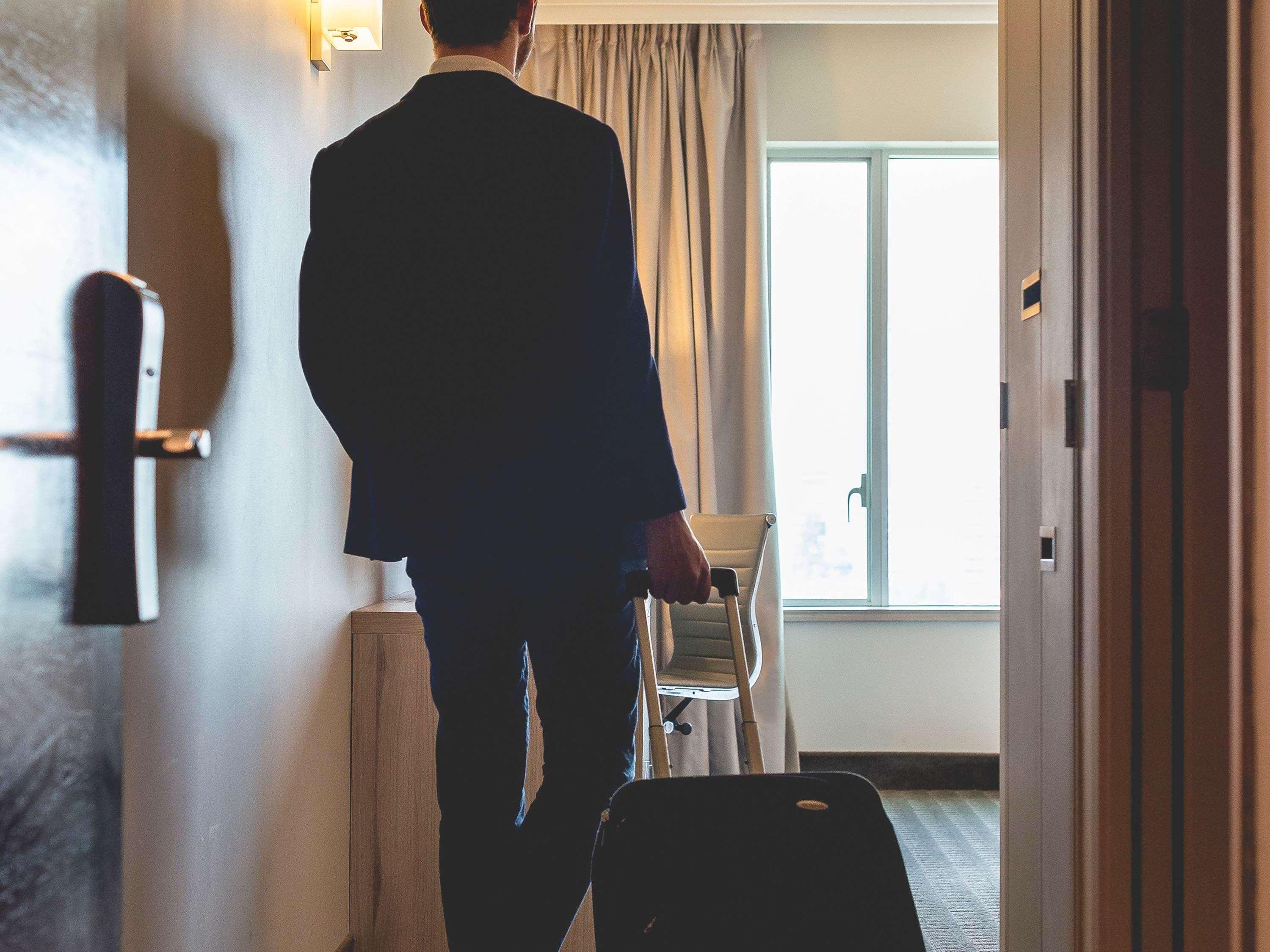 Pullman Santiago Vitacura المظهر الخارجي الصورة A bellboy entering a hotel room