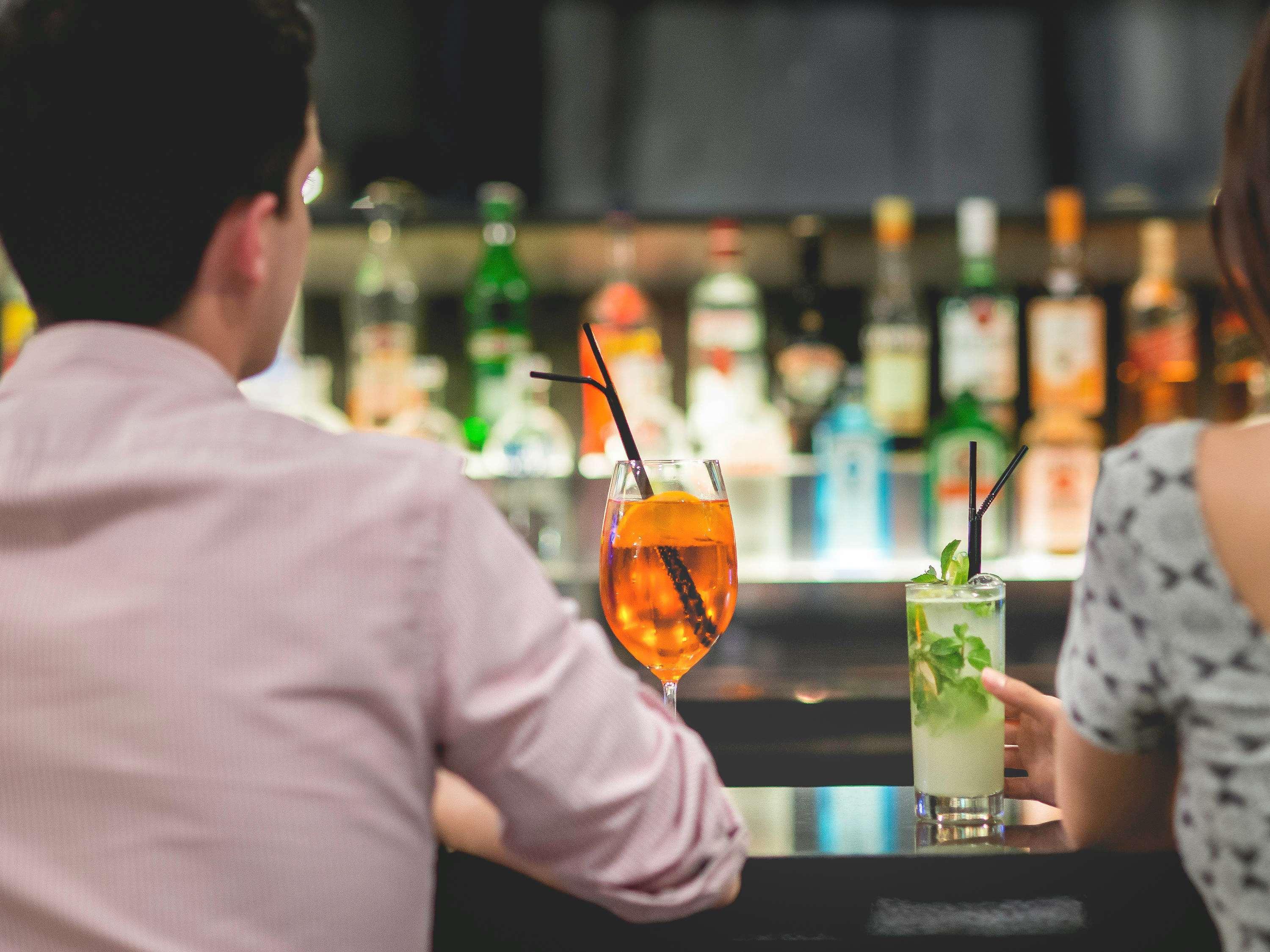 Pullman Santiago Vitacura المظهر الخارجي الصورة A couple drinking cocktails at a bar