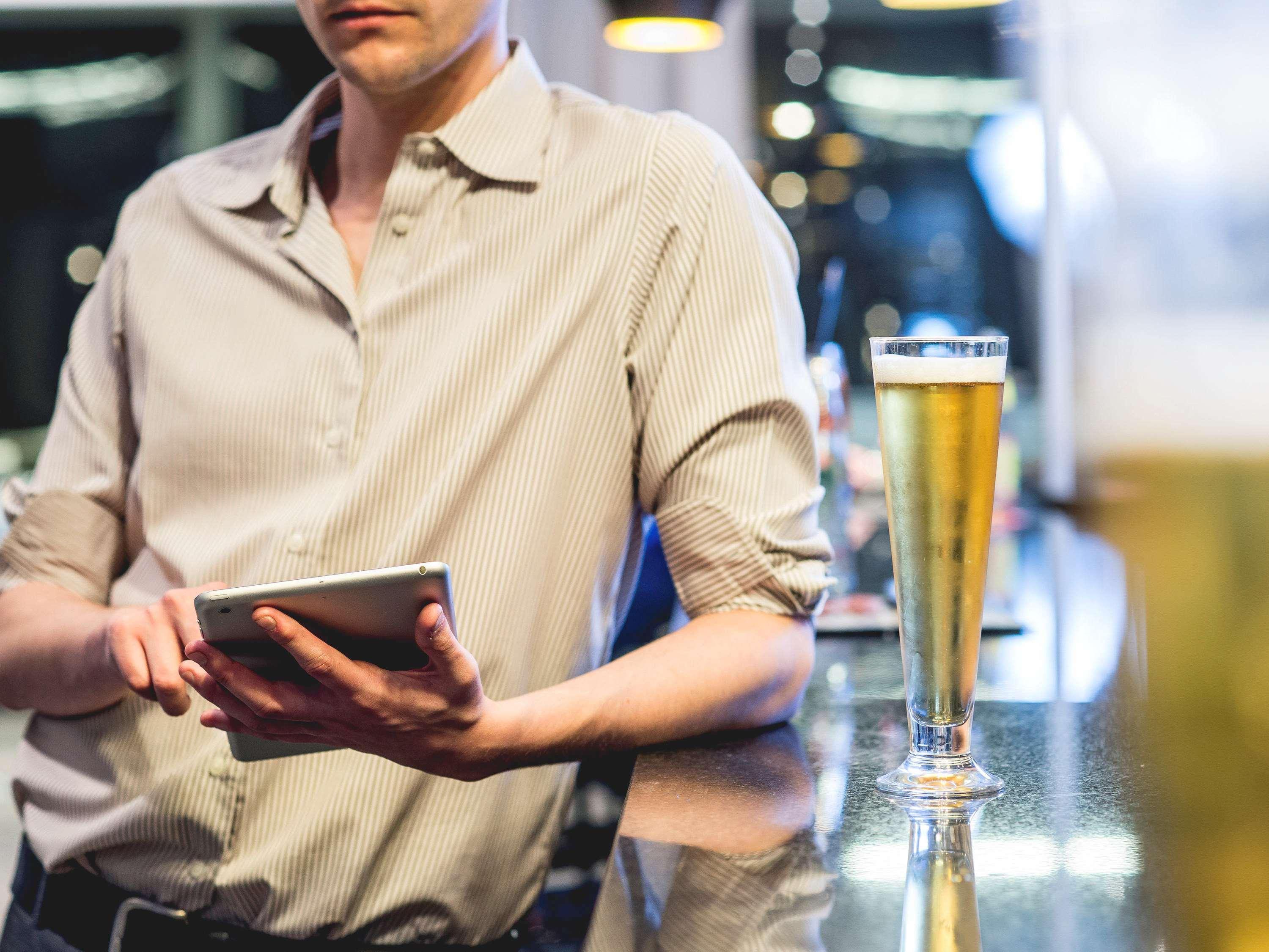 Pullman Santiago Vitacura المظهر الخارجي الصورة A bartender using a tablet computer