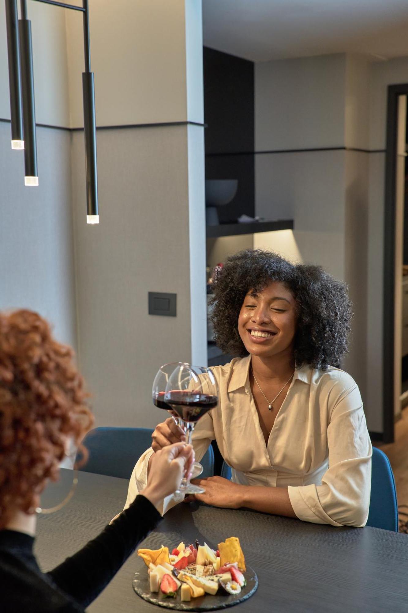 Pullman Santiago Vitacura المظهر الخارجي الصورة A woman with a glass of wine