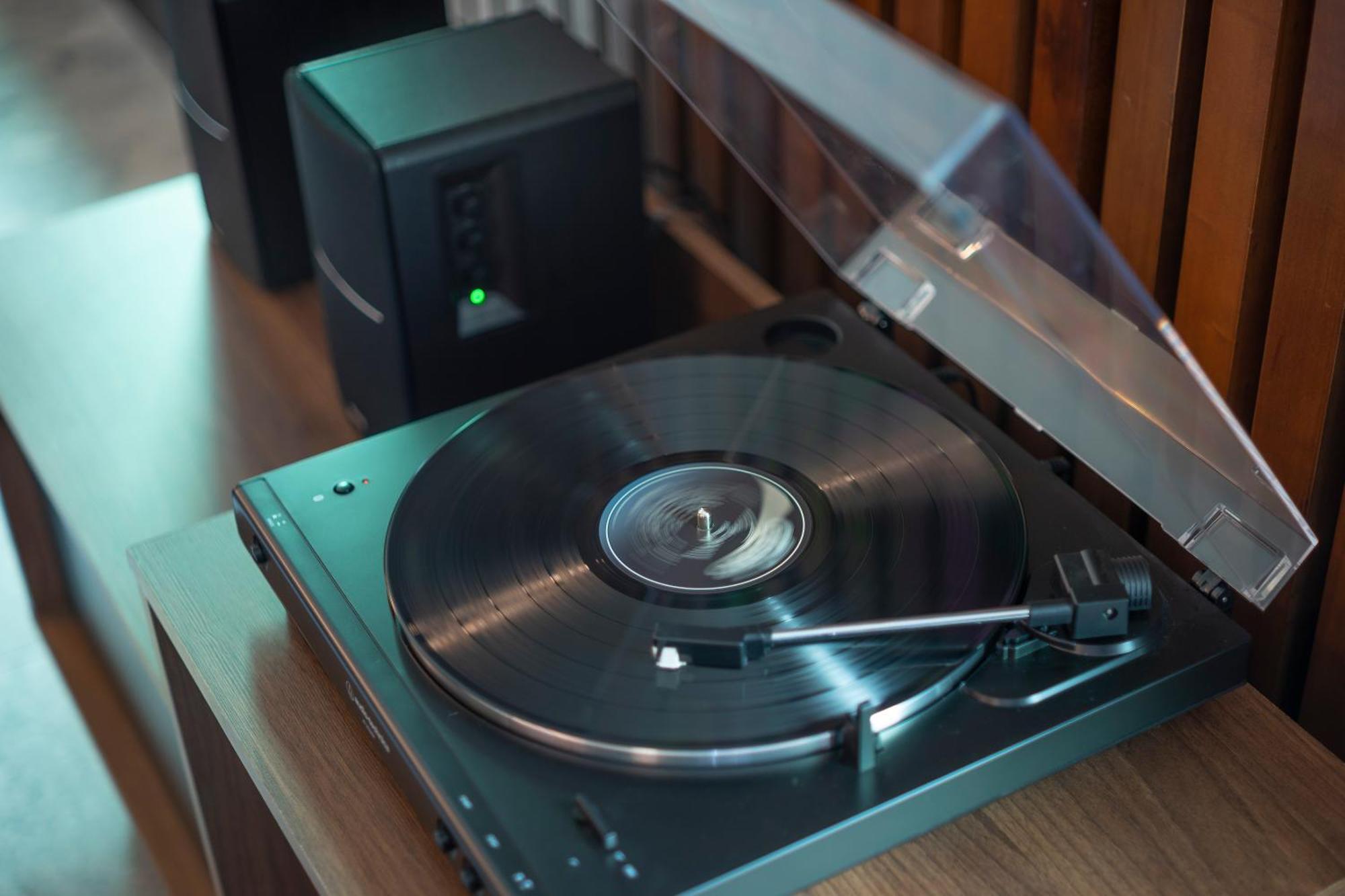 Pullman Santiago Vitacura المظهر الخارجي الصورة A record player