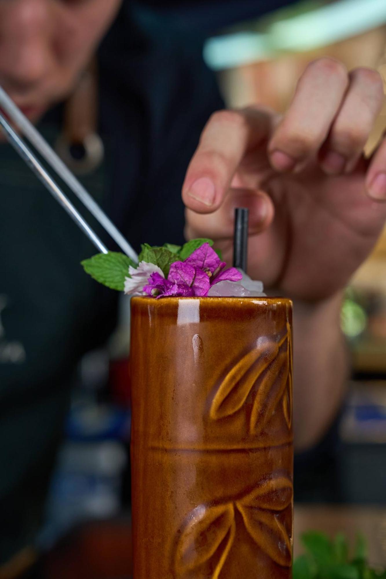 Pullman Santiago Vitacura المظهر الخارجي الصورة A tiki drink being garnished