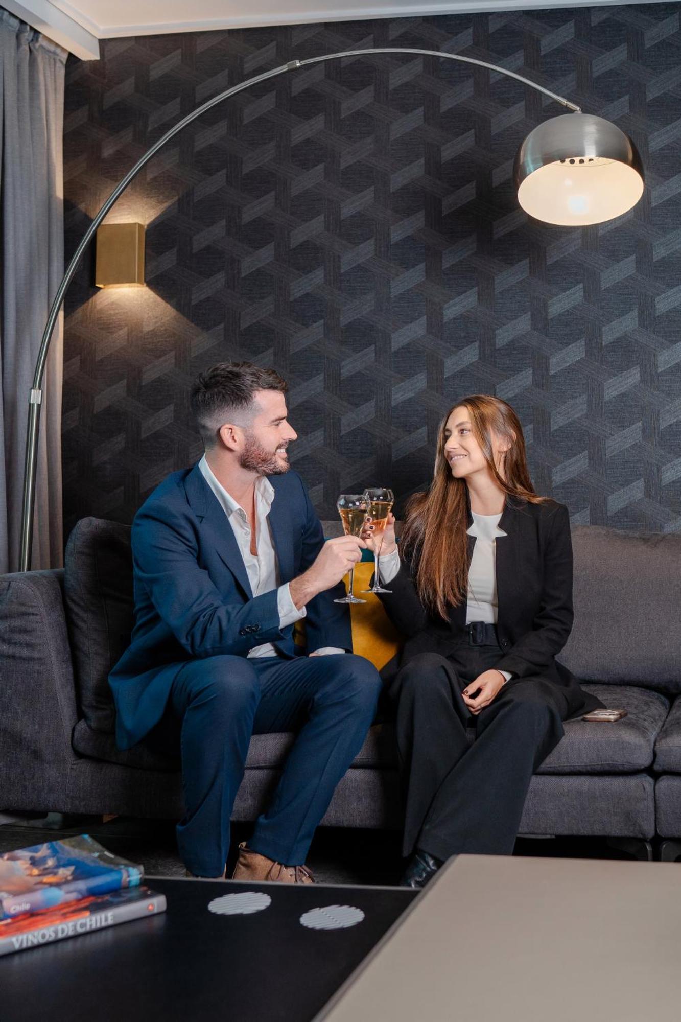 Pullman Santiago Vitacura المظهر الخارجي الصورة A couple drinking champagne