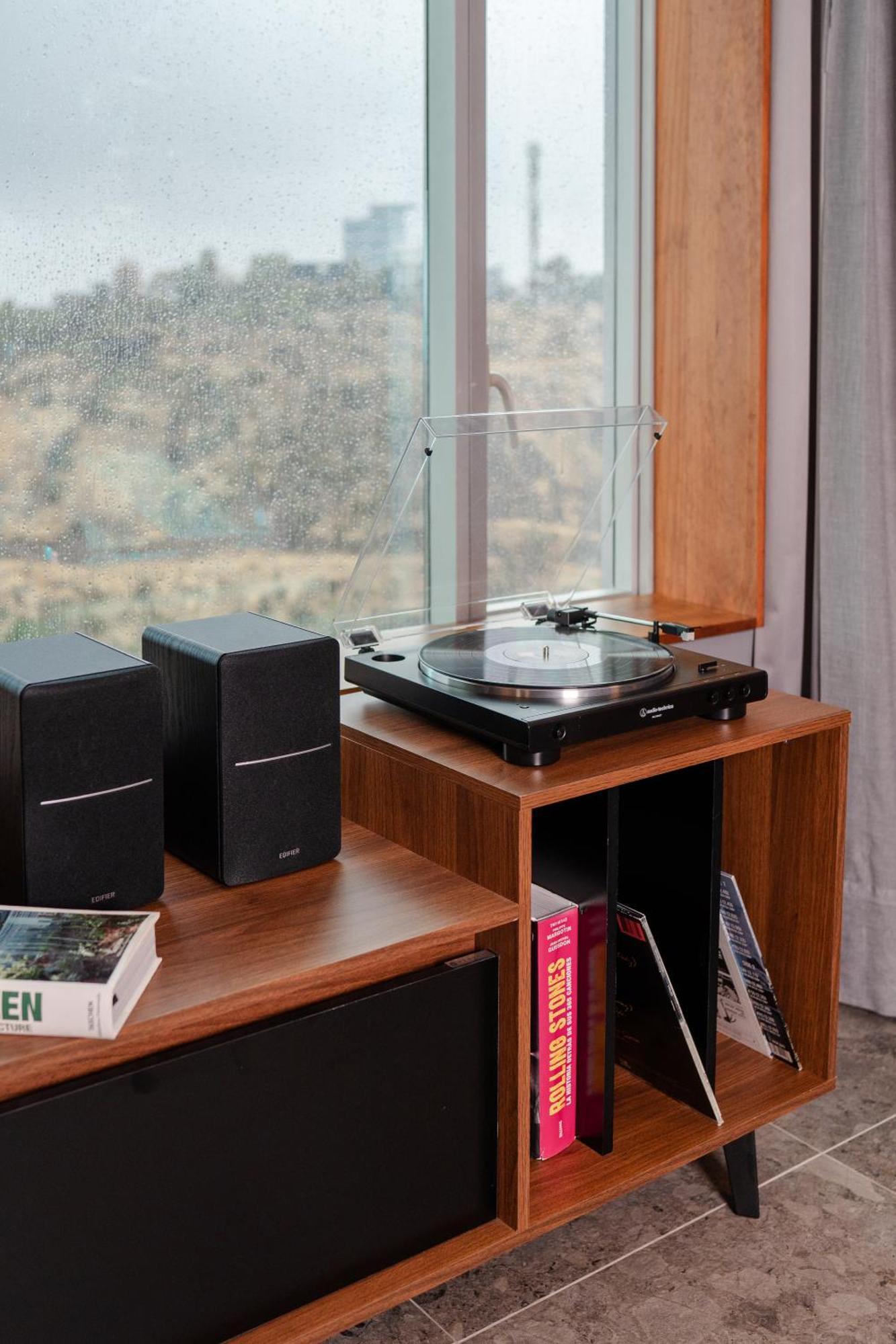 Pullman Santiago Vitacura المظهر الخارجي الصورة A record player