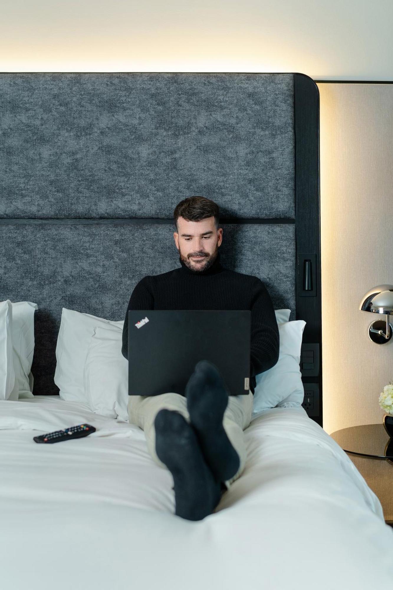 Pullman Santiago Vitacura المظهر الخارجي الصورة A man working from home